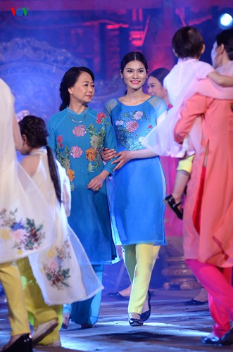 Soirée des ao dai au Temple de la Littérature - ảnh 7